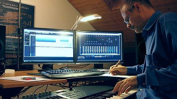 Musik mit Samples: Beat Kaufmann bei der Arbeit... Createc, Orchestermusik für Firmenvideo